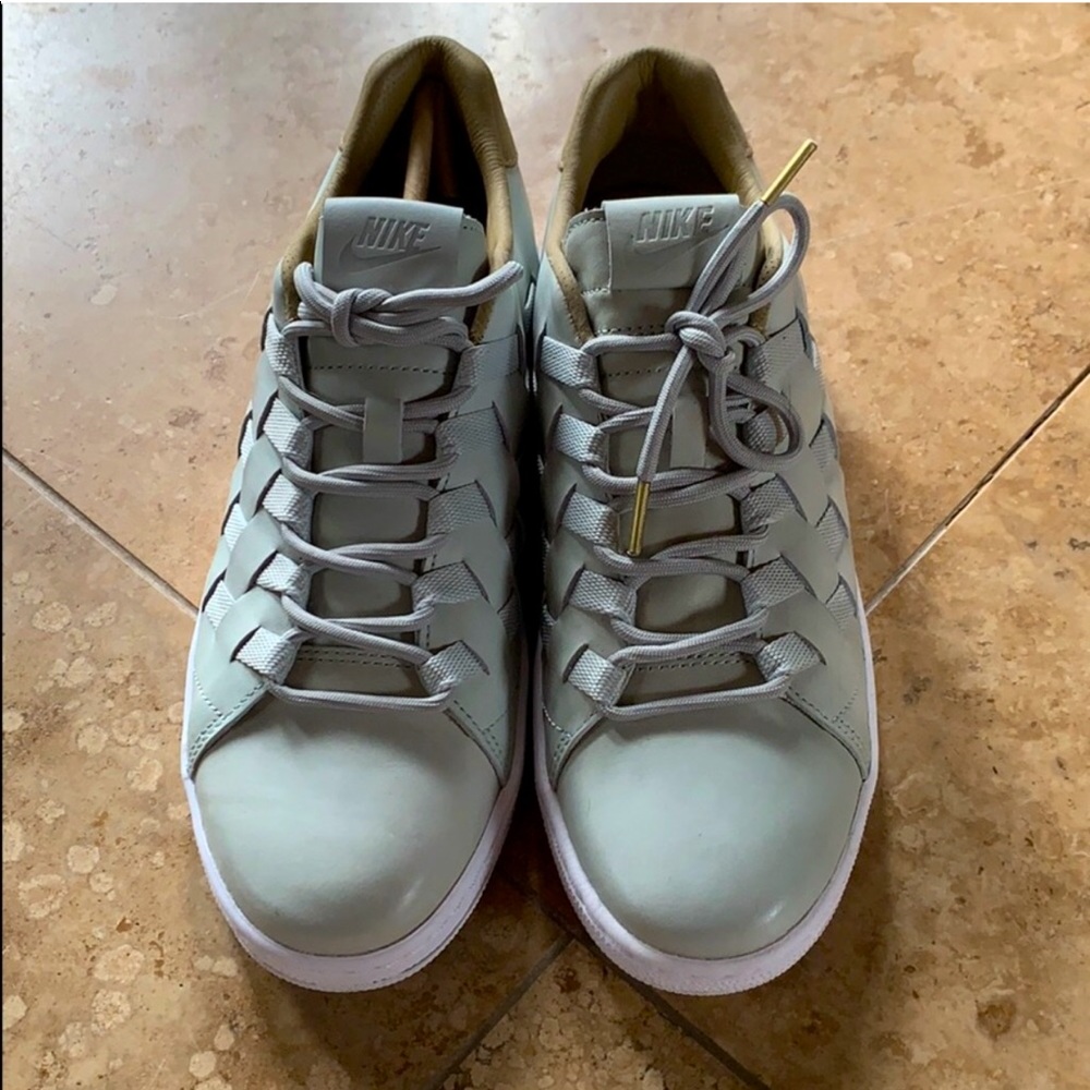 NWOT NIKE MEN SNEAKERS SIZE 8